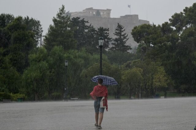 Καιρός: Ισχυρές βροχές και καταιγίδες στα βόρεια από το βράδυ – Σε κανονικά επίπεδα η θερμοκρασία