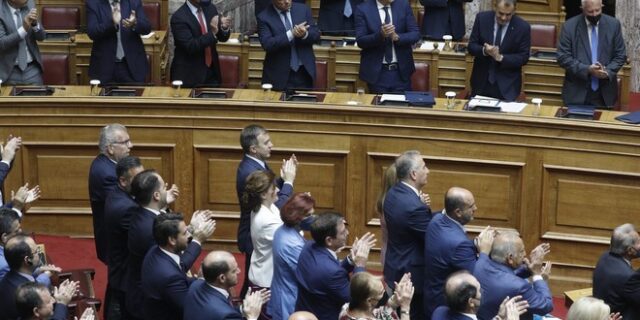 Οι χειροκροτητές των υποκλοπών