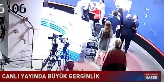 Τουρκία: Βουλευτής και σωματοφύλακας χτύπησαν άγρια δημοσιογράφο την ώρα της εκπομπής