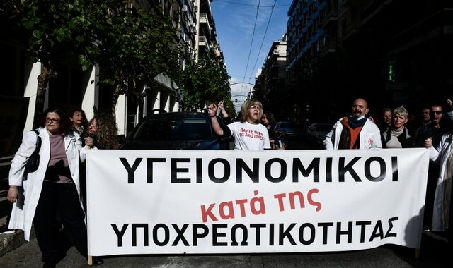 Κορονοϊός: Πώς ανεμβολίαστη γιατρός στην Ελλάδα γλίτωσε το πρόστιμο
