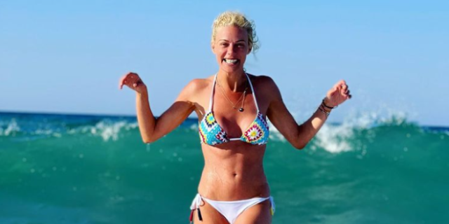 Ζέτα Μακρυπούλια: Αρετουσάριστα καρέ με γαλάζιο μαγιό στη θάλασσα