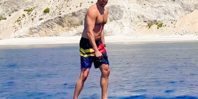 Κωνσταντίνος Αργυρός: Κάνει ηλεκτρικό surfboard στη Λευκάδα και γίνεται viral