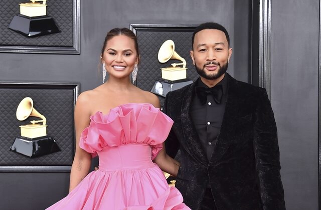 Chrissy Teigen: Αποκαλύπτει πως δεν απέβαλε στο τρίτο της παιδί – “Είχα κάνει άμβλωση”