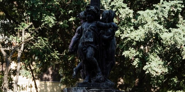 Εξάρχεια: Ξηλώθηκε το άγαλμα της πλατείας – Η ιστορία του