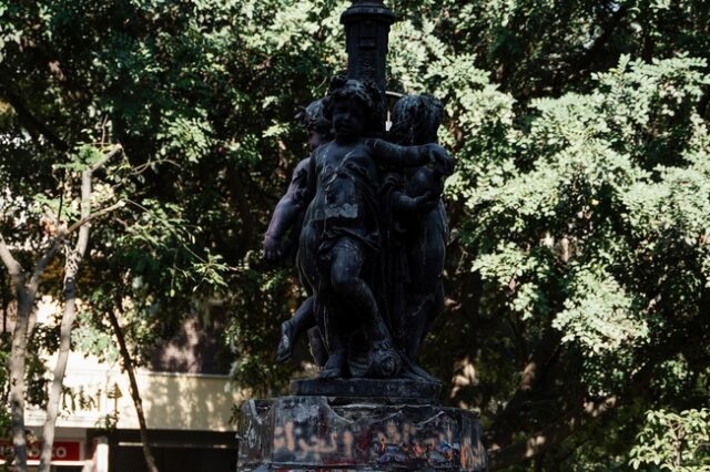 Εξάρχεια: Ξηλώθηκε το άγαλμα της πλατείας – Η ιστορία του