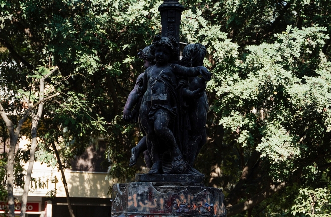 Εξάρχεια: Ξηλώθηκε το άγαλμα της πλατείας – Η ιστορία του