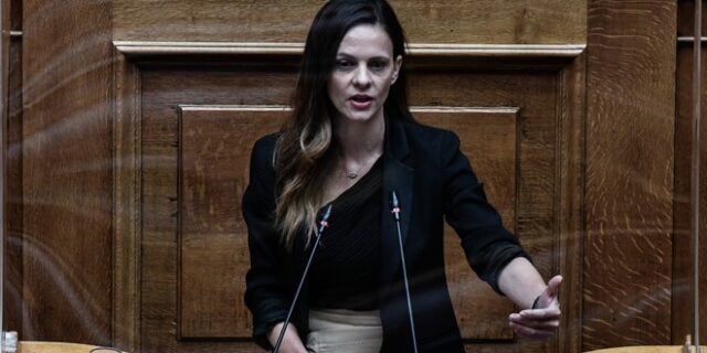 Αχτσιόγλου: “Η κυβέρνηση βαφτίζει έσοδα από φόρους, χρήματα από την ανάπτυξη – Μην παίζει με τη νοημοσύνη των πολιτών”