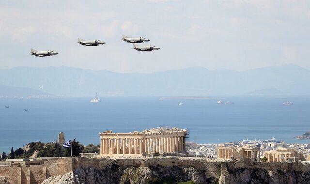 Αεροσκάφη πετούν πάνω από την Ακρόπολη και το Σούνιο