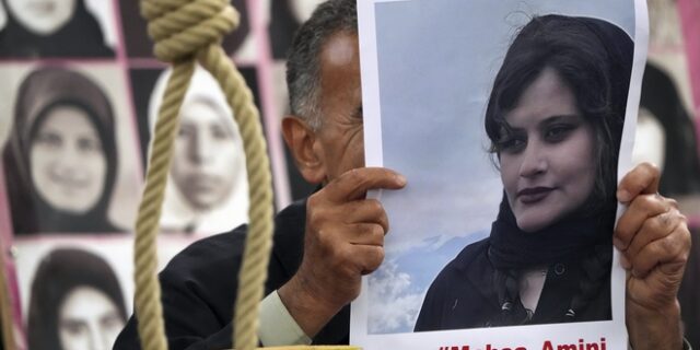 Ιράν: Ξεχειλίζει η οργή για τον θάνατο της 22χρονης Μαχσά επειδή “δεν φορούσε σωστά τη μαντίλα της”