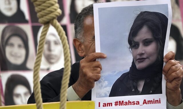 Ιράν: Ξεχειλίζει η οργή για τον θάνατο της 22χρονης Μαχσά επειδή “δεν φορούσε σωστά τη μαντίλα της”