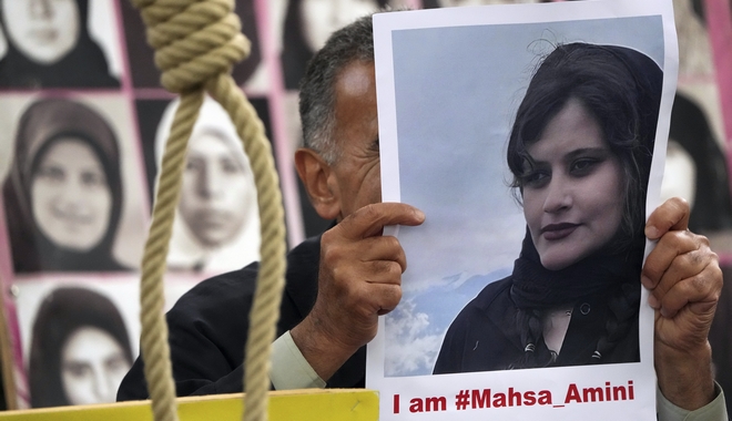 Ιράν: Ξεχειλίζει η οργή για τον θάνατο της 22χρονης Μαχσά επειδή “δεν φορούσε σωστά τη μαντίλα της”