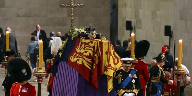 Βασίλισσα Ελισάβετ: Συνελήφθη άνδρας που πλησίασε το φέρετρο στο λαϊκό προσκύνημα