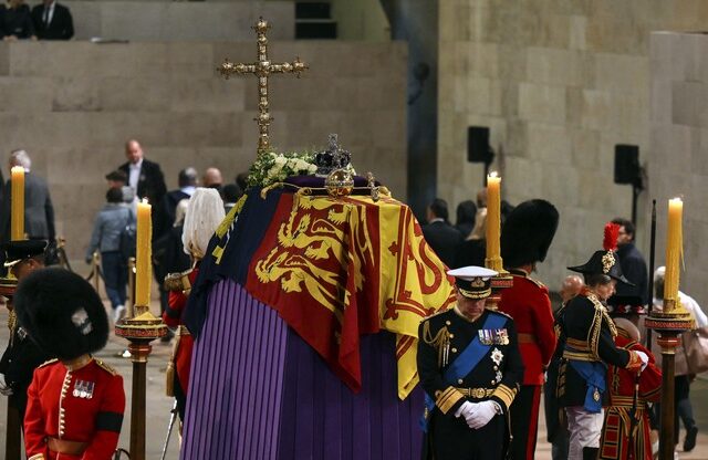 Βασίλισσα Ελισάβετ: Συνελήφθη άνδρας που πλησίασε το φέρετρο στο λαϊκό προσκύνημα