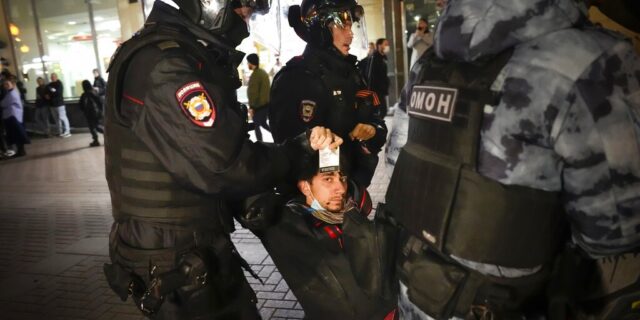 Ρωσία: “Παραλύουν” τη χώρα οι μαζικές κινητοποιήσεις – Τα συγκλονιστικά καρέ από τις βίαιες συλλήψεις