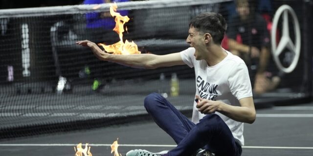 Τσιτσιπάς: Θεατής εισέβαλε στο κορτ την ώρα του αγώνα και έβαλε φωτιά στο χέρι του – Απίστευτες εικόνες