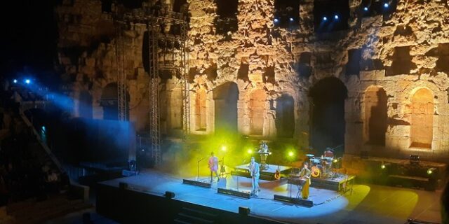 Είδαμε τον Asaf Avidan στο Ηρώδειο: Ένας αεικίνητος showman “λουσμένος” στο φως της Ακρόπολης