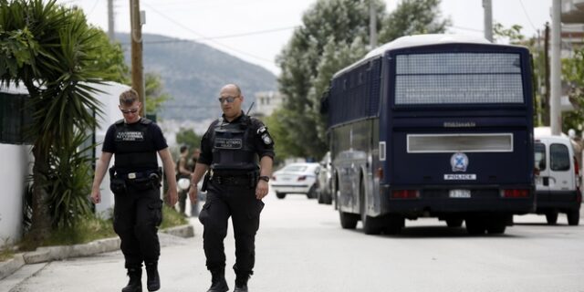 Συλλήψεις και κατασχέσεις ναρκωτικών στην έφοδο της Δίωξης σε Ζεφύρι και Μενίδι