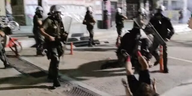 Νύχτα ντροπής στη Θεσσαλονίκη: Τα ΜΑΤ έριξαν χημικά στο ΑΠΘ κατά τη διάρκεια συναυλίας του Θ. Παπακωνσταντίνου