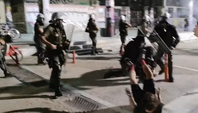 Νύχτα ντροπής στη Θεσσαλονίκη: Τα ΜΑΤ έριξαν χημικά στο ΑΠΘ κατά τη διάρκεια συναυλίας του Θ. Παπακωνσταντίνου