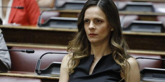 Αχτσιόγλου: “Οι εργαζόμενοι στερούνται δύο κατώτατους μισθούς από τις αυξήσεις στο ρεύμα”