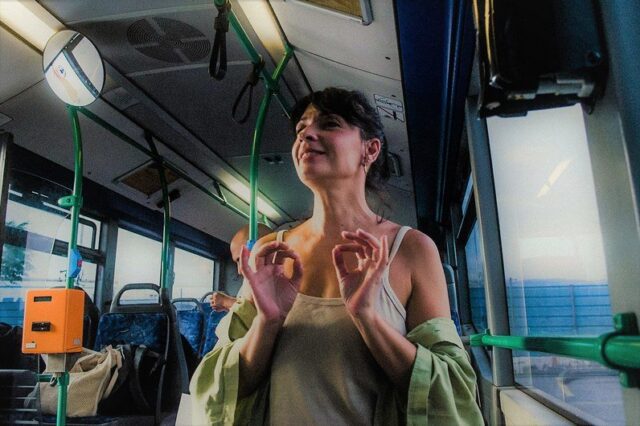 Ένα λεωφορείο κυκλοφορεί στη Θεσσαλονίκη με μία θεατρική παράσταση εντός του