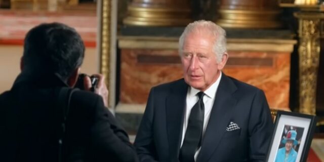 Βασιλιάς Κάρολος: Πίσω απ’ τις κάμερες – Backstage πλάνα από το πρώτο του διάγγελμα