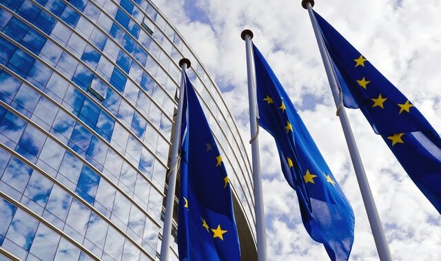 Κομισιόν: Οι βιομηχανικές επενδύσεις σε έρευνα και ανάπτυξη στην ΕΕ αυξάνονται εκ νέου