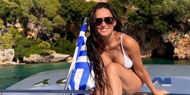 Demi Moore: Ποζάρει με μαγιό και απολαμβάνει τις τελευταίες βουτιές στις ελληνικές θάλασσες