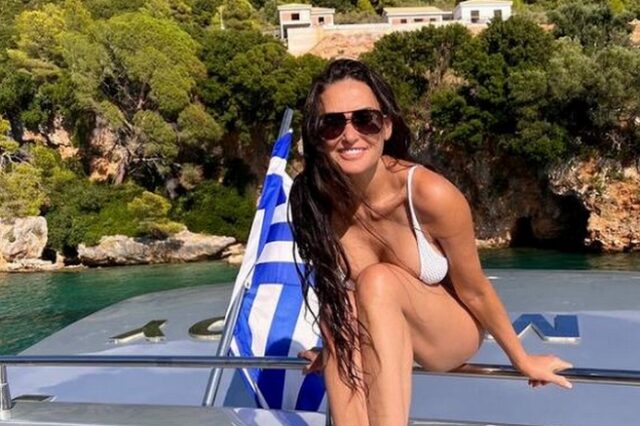 Demi Moore: Ποζάρει με μαγιό και απολαμβάνει τις τελευταίες βουτιές στις ελληνικές θάλασσες