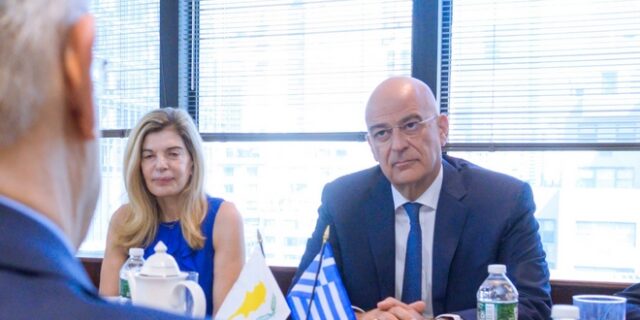 Δένδιας: Ευχαρίστησε τον Μπλίνκεν για την άρση του εμπάργκο πώλησης όπλων στην Κύπρο