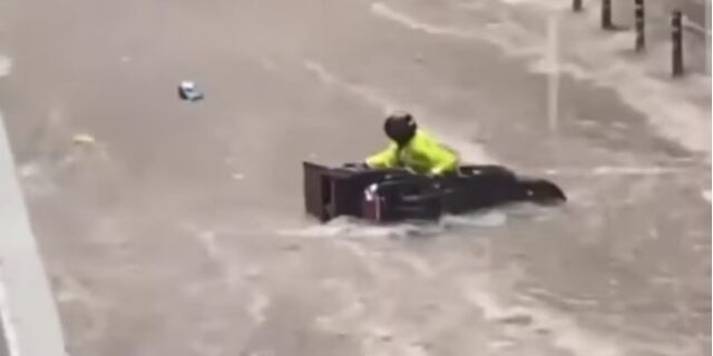 Κακοκαιρία στη Θεσσαλονίκη: Διανομέας παρασύρεται από τα ορμητικά νερά
