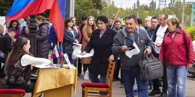 Ουκρανία: Ολοκληρώνονται σήμερα τα δημοψηφίσματα για ένταξη περιοχών στη Ρωσία – Οι επόμενες κινήσεις του Πούτιν