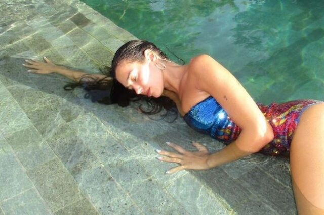 Ντούα Λίπα: Ποζάρει δίπλα στην πισίνα και αποθεώνεται – “Η μικρή γοργόνα”