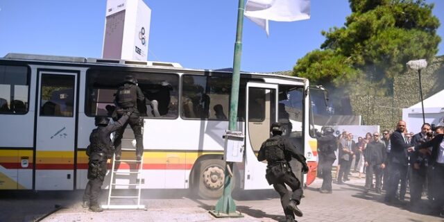 ΔΕΘ: Επίδειξη των ΕΚΑΜ κάτω από το βλέμμα Μητσοτάκη – Καταρρίχηση και λεωφορειοπειρατεία