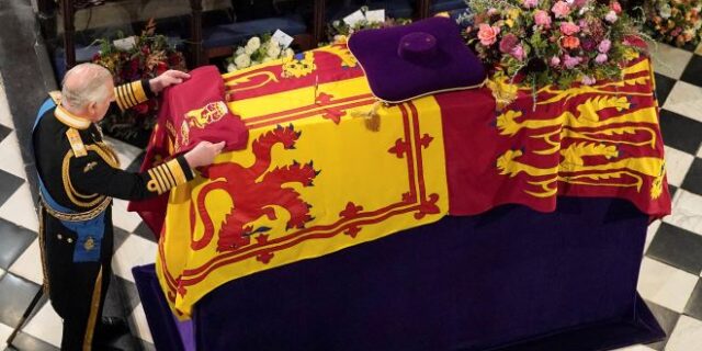 Στην τελευταία της κατοικία η βασίλισσα Ελισάβετ – Ετάφη μαζί με τον Φίλιππο