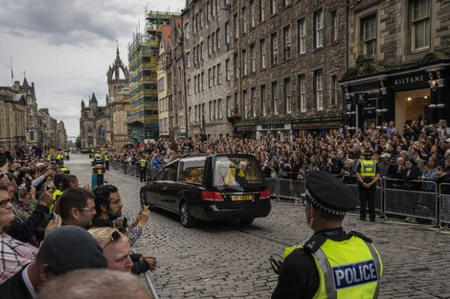 Βασίλισσα Ελισάβετ: Στο Εδιμβούργο η σορός της – Χιλιάδες στους δρόμους την αποχαιρέτησαν
