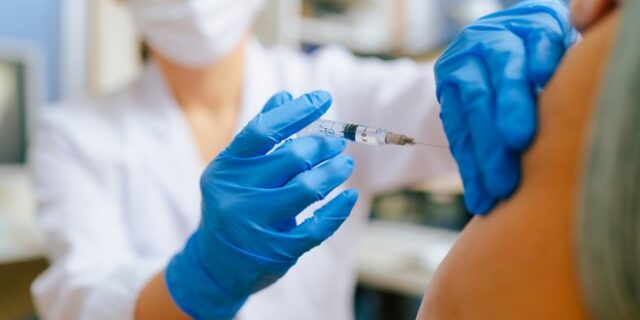 EMA: Να έχετε εμπιστοσύνη σε όποια εμβόλια σας προσφέρονται