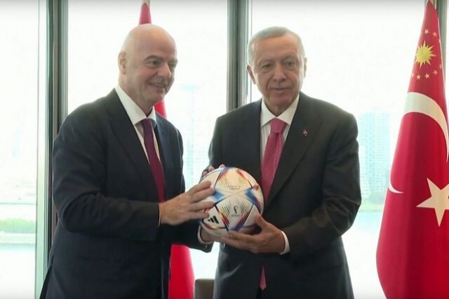 Βίντεο: Ο Ερντογάν πήρε δώρο την μπάλα του Μουντιάλ 2022 και έκανε κεφαλιά
