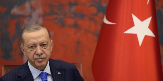 Ολάντ για Ερντογάν: “Αντιφατική προσωπικότητα – Χάραξε μια νέα στρατηγική βασισμένη στην επιθετικότητα”