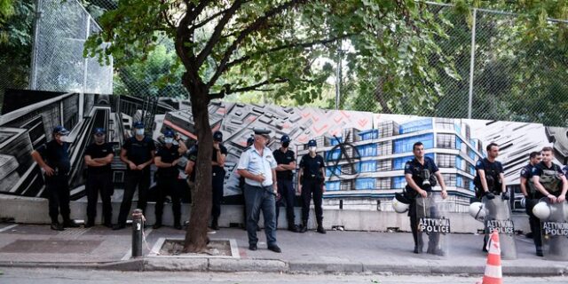 Εξάρχεια: Ένταση μετά το ξήλωμα του αγάλματος της πλατείας – Δύο συλλήψεις