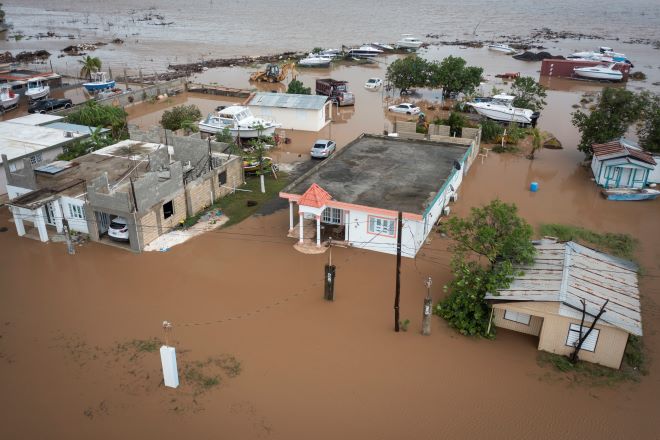 Συναγερμός στις ΗΠΑ: Ο κυκλώνας Φιόνα πλησιάζει τις νήσους Τερκς και Κέικος