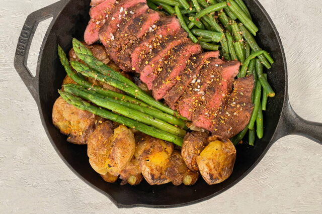 Να πώς θα πετύχεις το τέλειο flat iron steak με πατάτες και σπαράγγια