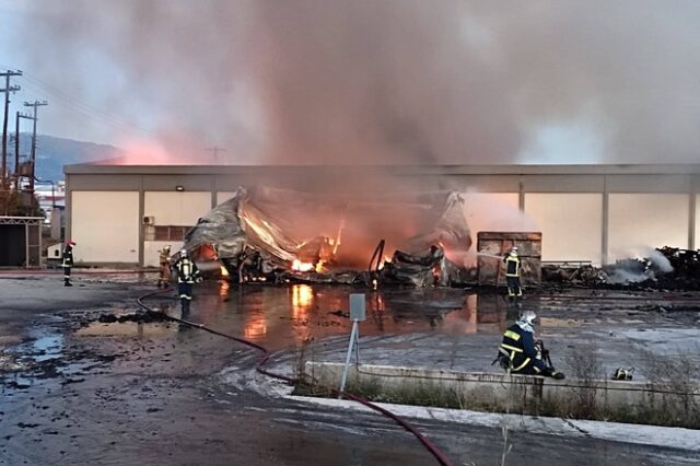 Βόλος: Μεγάλη φωτιά σε εργοστάσιο