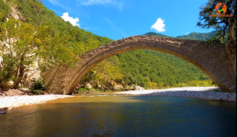 Βίνιανη: Το μονότοξο γεφύρι των μύθων που κανείς δεν ξέρει πότε κατασκευάστηκε