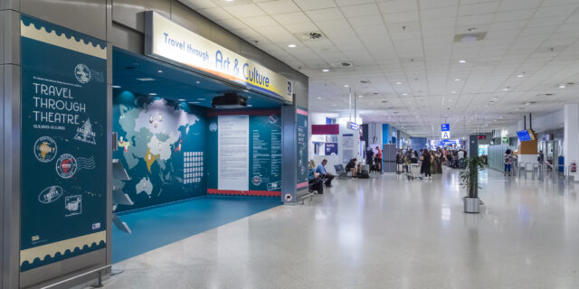 Ένας θεατρικός χάρτης μάς ταξιδεύει στο παγκόσμιο θέατρο – Η πρωτότυπη δράση του Εθνικού στο αεροδρόμιο