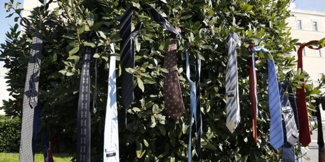 Το κίνημα της γραβάτας γυρνά την πλάτη στην κυβέρνηση