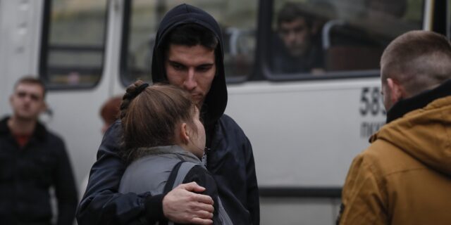Ο Πούτιν θέλει να “κλειδώσει” το Ντονμπάς, στους δρόμους της φυγής 260.000 στρατεύσιμοι