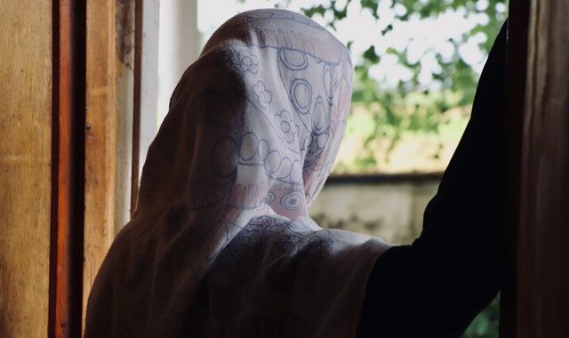 Ιράν: Νεκρή η 22χρονη που συνελήφθη επειδή “δεν φορούσε σωστά τη μαντίλα της”