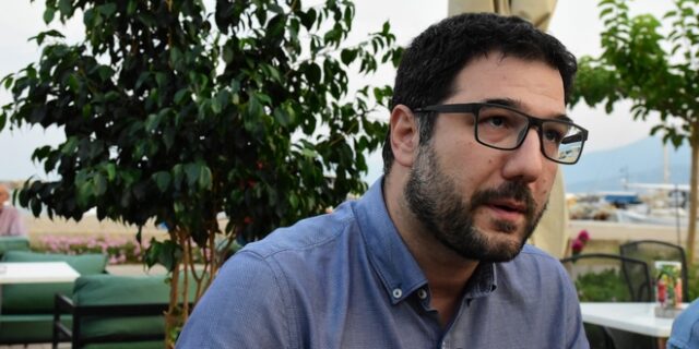 Ηλιόπουλος: “Μείωση ΕΦΚ και ΦΠΑ μαζί με πλαφόν στη χονδρική τιμή του ρεύματος”