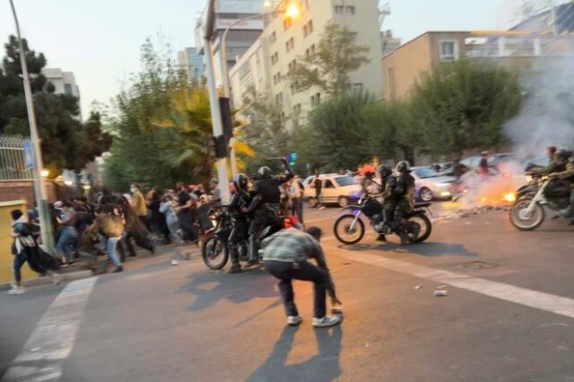 Ιράν: Οι δυνάμεις ασφαλείας άνοιξαν πυρ εναντίον διαδηλωτών στο Σακέζ – Δύο νεκροί